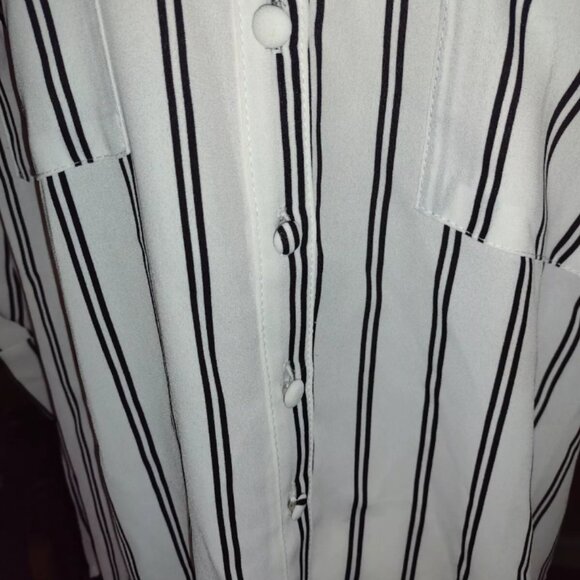 TORRID Ladies Top Black White NWT - Picture 6 of 7